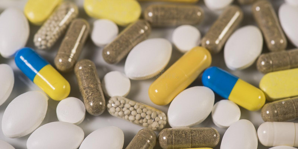 探索藥丸片劑的多彩世界 小小藥片背后的科學奧秘